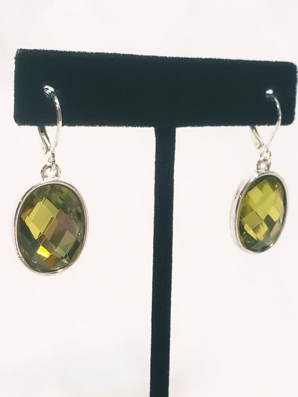 Facetted Faux Citrine Green Dangle Oval Earrings 3/4" Silver tone Leverback